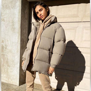 ARITZIA Tna
Mega Puff Mid
Oversized goose-down puffer jacket in Mocha Sz 1